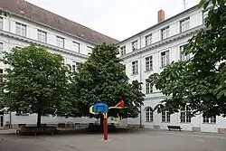 43. Gemeindeschule&nbsp;(de), Fontaine, cour