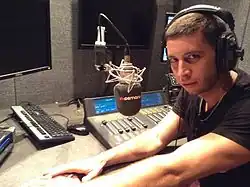 Description de l'image Elliot John Gleave during radio interview.jpg.