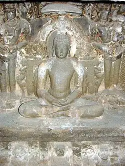 Statue de Mahavira dans la grotte 32. Début du IXe&nbsp;siècle