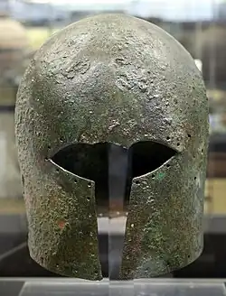 Casquecorinthien du VIe&nbsp;siècle&nbsp;av. J.-C.