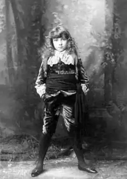 Elsie Leslie dans le rôle du Petit Lord Fauntleroy (1888), photographié par Napoléon Sarony.