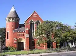 Photo représentant une église moderne.