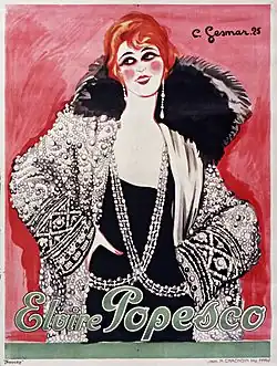Affiche de 1925 peinte et signée par Charles Gesmar, où sur un fond rose une jeune et souriante Elvire Popesco, d'une élégance emblématique du Paris des Années folles, très maquillée, coiffée à la garçonne, les cheveux roux, semble poser avec une assurance crâne, les mains sur les hanches. Elle porte des boucles d'oreilles pendantes avec perles et est vêtue avec une veste noire richement brodée, avec un épais col de fourrure noire. Sur une épaule est posée une écharpe blanche, peut-être de soie.