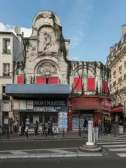 photo de la façade d'un bâtiment dont le grillage de l'entrée est baissé.