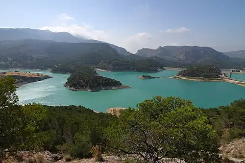 Vue vers le sud sur le réservoir du Guadalhorce
