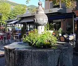 Fontaine place Saint-Marcellin, rue Clovis-Hugues (édifice répertorié dans la base Mérimée du Ministère de la culture français).