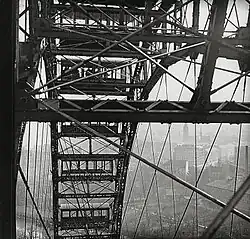 Photographie vers l'intérieur de la Grande roue, prise depuis une des nacelles par Emil Mayer entre 1905 et 1914. On distingue en arrière-plan Vienne et notamment le clocher de l'église St. Othmar unter den Weißgerbern.