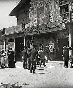 Im Reiche der Illusion (« Dans le domaine de l'illusion »), attraction au Prater de Vienne en Autriche, photographiée par Emil Mayer entre 1905 et 1914.