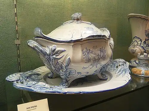 Soupière portant le blason de Lorraine, Remiremont, musée Charles-de-Bruyères.