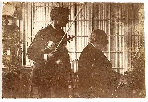 Émile Mendels avec le compositeur Camille Saint-Saëns, à Paris.