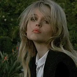 Emily Alyn Lind interprète Audrey.