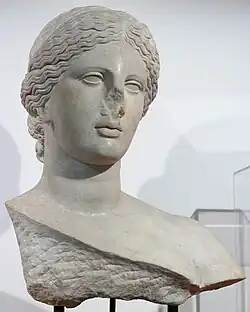 Buste de Vénus (sculpté séparément du corps). Copie romaine d’une sculpture grecque du début du IVe&nbsp;siècle AEC. Marbre, H. 58&nbsp;cm. Fin du Ier&nbsp;siècle EC. Musée de l'Arles antique.