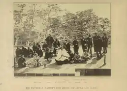 Photographie sépia représentant un groupe d'hommes japonais en tenue traditionnelle et des hommes occidentaux en uniforme.