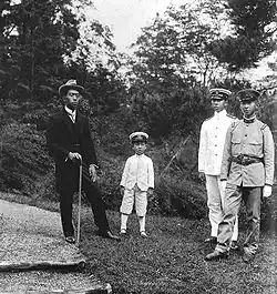 Les quatre fils de l'impératrice Teimei en 1921 : Hirohito, Takahito, Nobuhito et Yasuhito.