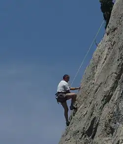 En pleine action sur une paroi des Dentelles