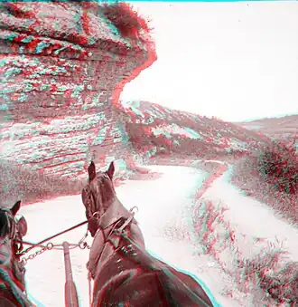 En route pour Bonaguil par E. Trutat. Anaglyphe d'après plaque négative stéréoscopique au gélatino-bromure d'argent.