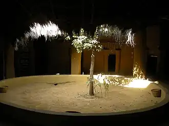 Une case à impluvium aménagée dans le campement