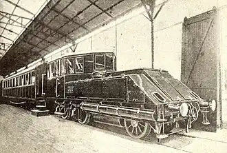 Photographie en noit et blanc de la locomotive. Elle présente des formes très anguleuses et un profil aérodynamique marqué.