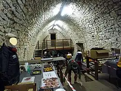 Endurance Trail des Templiers 2021. Dernier ravitaillement, après 102&nbsp;km de course, à l'intérieur de la bergerie du Cade (831&nbsp;m).