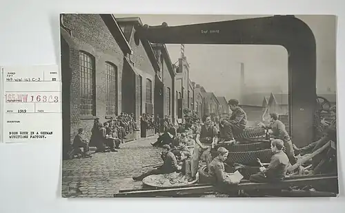 Jeunes ouvriers faisant la pause dans une fabrique d'explosifs.