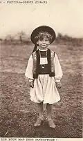 Enfant de Saint-Efflam en costume breton vers 1930 (carte postale).