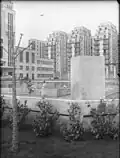 Immeubles du quartier des Gratte-Ciel sur l'actuelle Place Lazare Goujon, face à l'Hôtel de Ville, vers 1930.