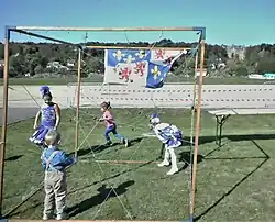 Enfants dans un jeux picard autour du drapeau picard à Flixecourt.