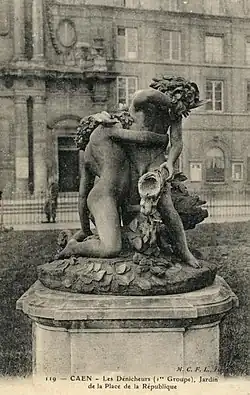 Carte postale ancienne figurant une statue de bronze avec deux enfants, et un bâtiment à l'arrière-plan