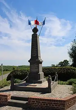 Le monument aux morts situé à l'extérieur du village, route de La Rue Lagasse.