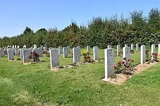 Quelques-unes des 52 tombes militaires du cimetière communal.