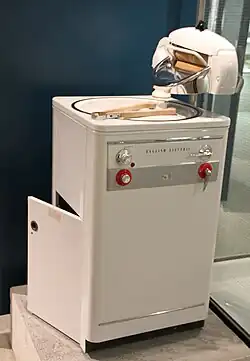 Machine à laver de 1964, produite par la société English Electric (UK). Folkemuseum, Oslo.