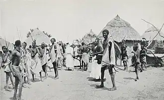 photo en noir et blanc d'un village Shilluk