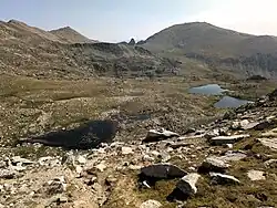 Les lacs d'Engorgs et, au-delà, Puig Pedrós.