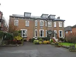 Une maison en briques rouges.