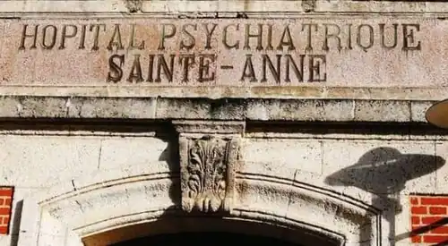 Enseigne en façade du bâtiment d'accueil.