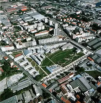 L'École normale supérieure de Lyon et ses jardins, dans le cadre urbain de Gerland.