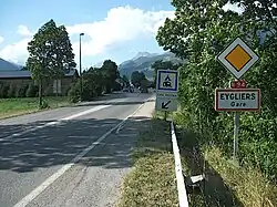 La route nationale 94 à l'entrée d'Eygliers-Gare, panneau d'entrée d'agglomération et du prochain camping