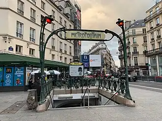 L'unique entrée de la station, ornée d'un édicule Guimard.