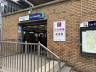 L'entrée de la station sur le côté nord du terre-plein central.