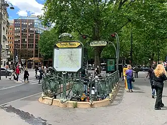 Vue arrière de l'édicule d'accès, dessiné par Hector Guimard.