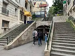 L'entrée de la station.