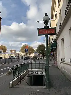 L'accès no&nbsp;1 « Rue Pierre-et-Marie-Curie ».