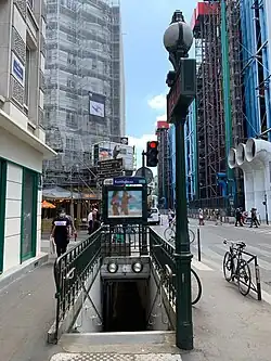 L'accès no&nbsp;3, « Rue Geoffroy-l'Angevin ».