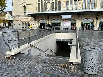 Accès de la station devant la gare SNCF.