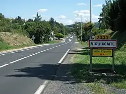 Entrée par la route départementale 225 en venant de Clermont-Ferrand