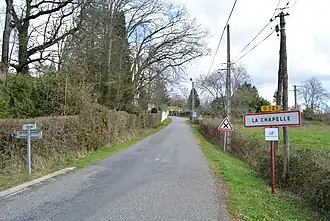 Entrée par la D 121 (en direction du centre du village).