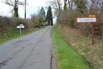 Entrée par la D 421 (depuis Arronnes).