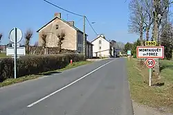 Entrée de l'ancienne route nationale à Montaiguët-en-Forez