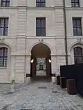 L'entrée du musée d'Artillerie se faisait par le fond de la cour d'Angoulême (actuellement interdite au public)