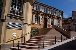 Entrée de la mairie.